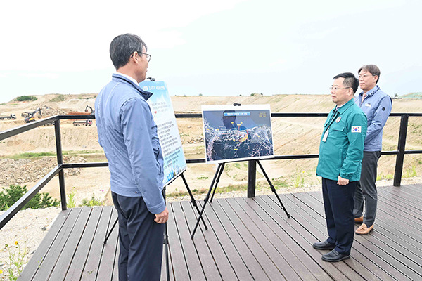 The Second Vice Minister of Industry Kang Kyung-sung visits the construction site of Shin Hanul Nuclear Power Plant Units 3 and 4 in Uljin-gun, North Gyeongsang Province, South Korea on May 18. [Photo provided by The Ministry of Trade, Industry and Energy]