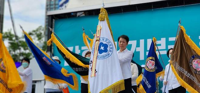 김영경 대한간호협회장을 비롯한 총선기획단이 19일 오후 서울 광화문 일대에서 열린 총궐기대회에서 총선기획단을 출범하며 깃발을 흔들고 있다. /사진=정심교 기자