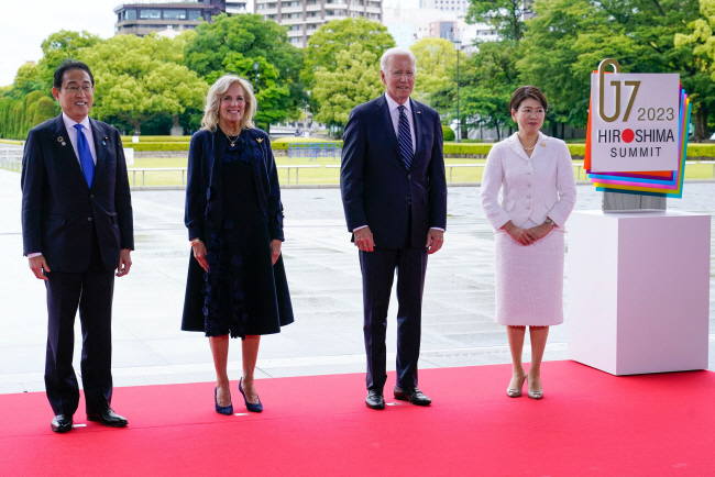 원폭 현장 찾은 美日 정상 　 주요 7개국(G7) 정상회의 참석을 위해 일본 히로시마를 찾은 조 바이든(왼쪽 세 번째) 미국 대통령이 19일 부인 질(〃 두 번째) 여사와 함께 원폭 피해현장인 히로시마 평화기념공원에서 기시다 후미오(〃 첫 번째) 일본 총리와 유코(〃 네 번째) 여사의 영접을 받고 있다. AFP 연합뉴스