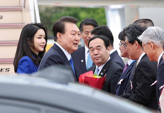 주요 7개국(G7) 정상회의에 참석하는 윤석열 대통령과 김건희 여사가 19일 일본 히로시마공항에 도착, 공군 1호기에서 내린 뒤 영접인사들과 악수하고 있다. [연합]