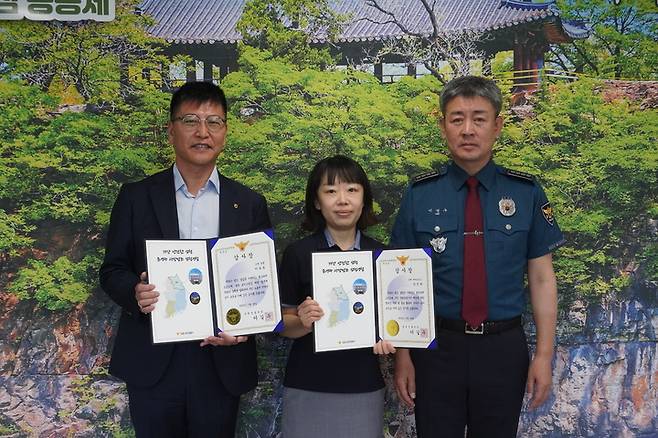 18일 보이스피싱 범죄 예방 업무에 있어 고객을 보호하고 보이스피싱 범죄 예방 홍보에 힘쓴 금융기관 직원 2명에게 감사장을 수여했다. 삼척경찰서 제공 *재판매 및 DB 금지