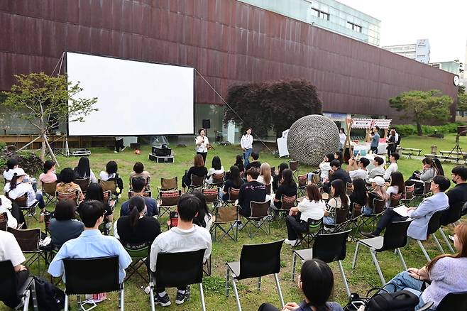 대구보건대학교 인당뮤지엄 앞 조각 공원에서 열린 재학생을 위한 문화예술 프로그램 ‘달빛시네마’   *재판매 및 DB 금지