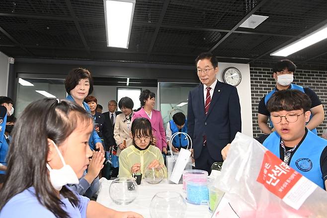 [안동=뉴시스] 임종식 경북교육감이 19일 발명체험교육관(경주)에서 열리고 있는 '2023 경상북도교육청 발명·메이커 축제' 현장을 둘러보고 있다. (사진=경북교육청 제공) 2023.05.19 *재판매 및 DB 금지