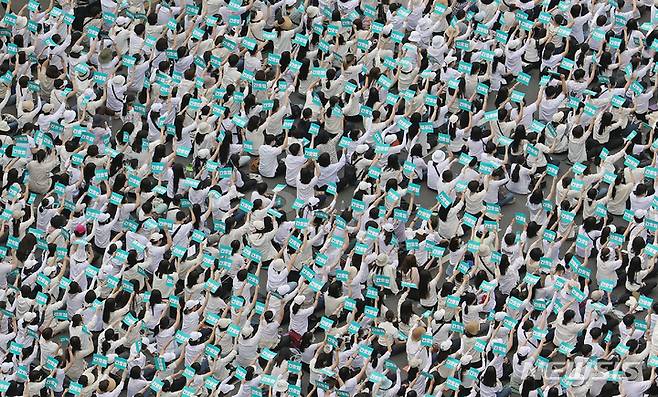 [서울=뉴시스] 조성우 기자 = 대한간호협회 간호사들이 19일 오후 서울 종로구 세종대로에서 간호법 거부권 행사 규탄 총궐기대회를 하고 있다. 2023.05.19. xconfind@newsis.com