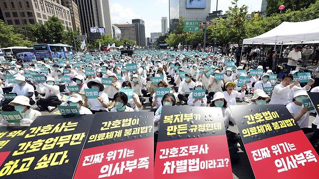 [서울=뉴시스] 최진석 기자 = 대한간호협회 소속 간호사들이 19일 오후 서울 종로구 세종대로에서 간호법 거부권 행사 규탄 총궐기대회를 하고 있다. 2023.05.19. myjs@newsis.com