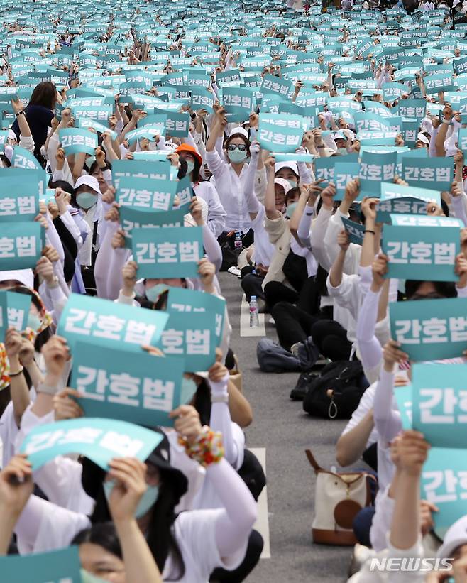[서울=뉴시스] 최진석 기자 = 대한간호협회 소속 간호사들이 19일 오후 서울 종로구 세종대로에서 간호법 거부권 행사 규탄 총궐기대회를 하고 있다. 2023.05.19. myjs@newsis.com