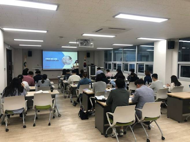 기록관리 전문교육. 경남도청 제공