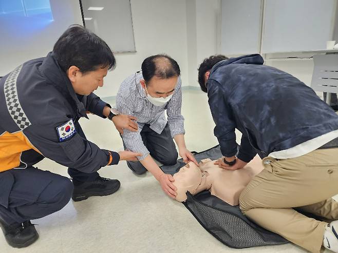 심폐소생술 교육. 경남도청 제공