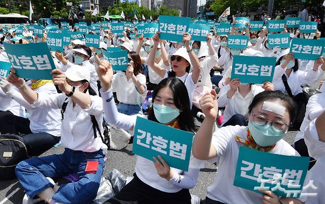 윤석열 대통령의 간호법 거부권 행사에 반발해 준법투쟁을 선언한 간호사들이 19일 오후 서울 세종대로 인근에서 간호법 거부권을 규탄하는 대규모 집회를 하고 있다. 류영주 기자