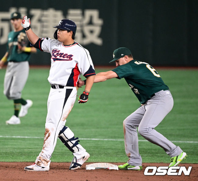 [OSEN=도쿄(일본), 손용호 기자] 이강철 감독이 이끄는 한국 월드베이스볼클래식(WBC) 대표팀이 9일 일본 도쿄돔에서 호주와 1라운드 B조 첫 경기를 가졌다.7회말 2사에서 대표팀 강백호가 2루타를 날리고 뒤에 호주 2루수가 있는 줄 모르고 더그아웃을 향해 세리머니를 하다 태그아웃 당하고 있다. 2023.03.09 /spjj@osen.co.kr