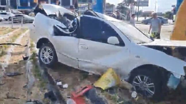 사고로 부서진 차량 모습. 연합뉴스