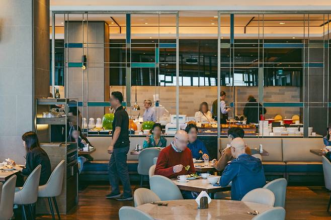 조식 뷔페가 진행되는 더 이터리