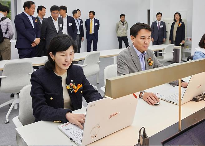 삼양 워케이션 데이 앞줄 왼쪽부터 김정수 삼양식품 부회장, 김진태 강원도지사