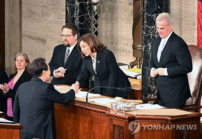 의회 연설 마치고 해리스 부통령과 악수하는 윤 대통령 (워싱턴=연합뉴스) 임헌정 기자 = 미국을 국빈 방문 중인 윤석열 대통령이 27일(현지시간) 워싱턴DC 국회의사당에서 열린 미 상·하원 합동회의에서 연설을 마친 뒤 당연직 상원의장인 카멀라 해리스 미국 부통령과 악수하고 있다. 2023.4.28 kane@yna.co.kr