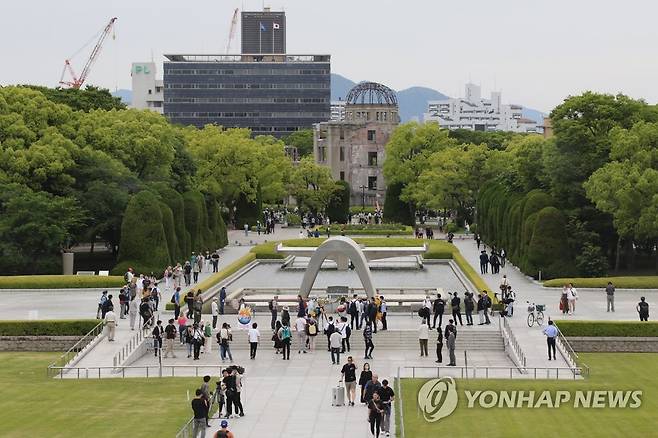 G7 앞둔 히로시마 평화기념공원 (히로시마=연합뉴스) 박상현 특파원 = 주요 7개국(G7) 정상회의 개막을 하루 앞둔 18일 오전 일본 히로시마 시내 평화기념공원에 사람들이 모여 있다. 이날 정오부터 21일까지 평화기념공원 출입은 통제된다. 2023.5.18 psh59@yna.co.kr