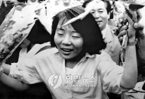 임수경 방북 한국 정부의 평양 세계청년학생축전 참가 금지령을 무시하고 도쿄와 베를린, 모스크바를 경유, 지난 1989년 6월 30일 혼자 평양에 도착한 한국외국어대학의 임수경 양이 환영인파에 둘러싸여 있다. 1989.7.1 (평양=연합뉴스) <저작권자 ⓒ 2003 연합뉴스. 무단전재-재배포 금지.>(본사자료)