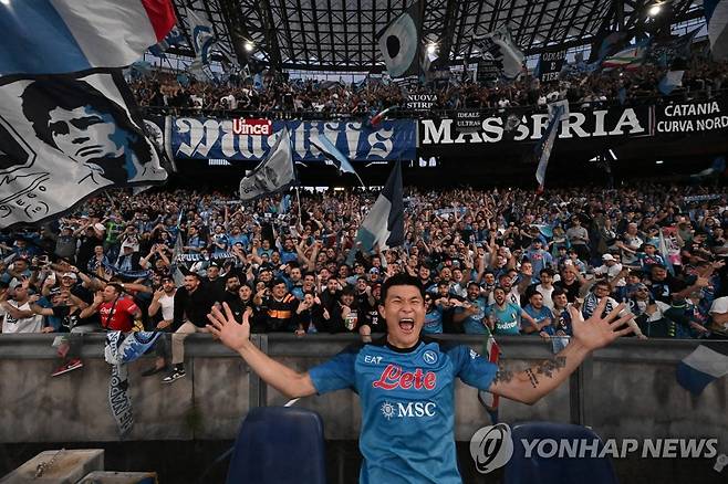 '우승 파티' 나폴리 팬들과 환호하는 김민재 (나폴리 EPA·ANSA=연합뉴스) 이탈리아 프로축구 나폴리의 김민재가 지난 7일(현지시간) 나폴리의 디에고 마라도나 스타디움에서 열린 2022-2023 세리에A 34라운드 피오렌티나와 홈경기에서 1-0으로 승리하고 팬들과 환호하고 있다. 지난 5일 나폴리는 1990년 이후로 33년 만에 리그 우승을 확정 지었다. 2023.05.08 jason3669@yna.co.kr