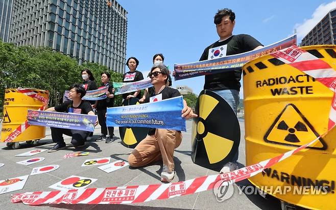 G7 회의 오염수 투기 반대의사 표명 촉구하는 환경보건시민센터 (서울=연합뉴스) 서대연 기자 = 환경보건시민센터 회원들이 19일 서울 종로구 광화문광장에서 열린 G7 후쿠시마 원전 오염수 투기 반대의사 촉구 기자회견에서 팻말을 들고 있다. 2023.5.19 dwise@yna.co.kr