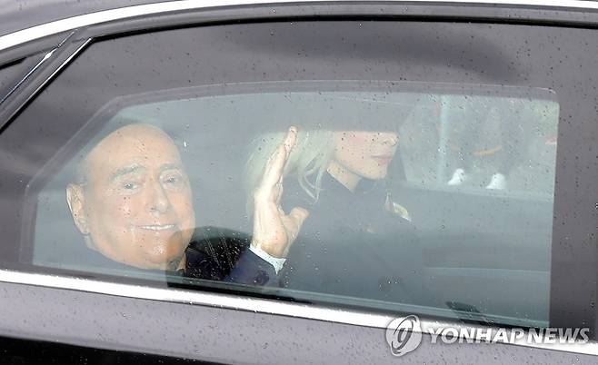 퇴원하는 베를루스코니 전 총리 (로마 EPA=연합뉴스) 실비오 베를루스코니 전 총리가 19일(현지시간) 이탈리아 북부 밀라노의 산 라파엘레 병원에서 퇴원하고 있다. 2023.05.19 photo@yna.co.kr
