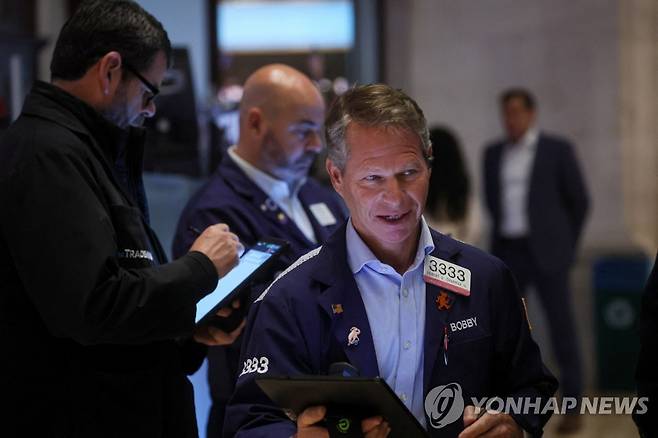 NYSE 입회장에 있는 트레이더들의 모습 [연합뉴스 자료제공]