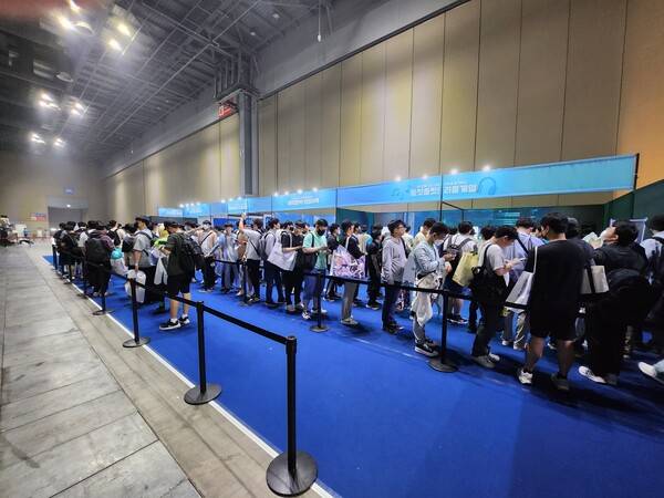 - 게임 부스도 줄이 길다