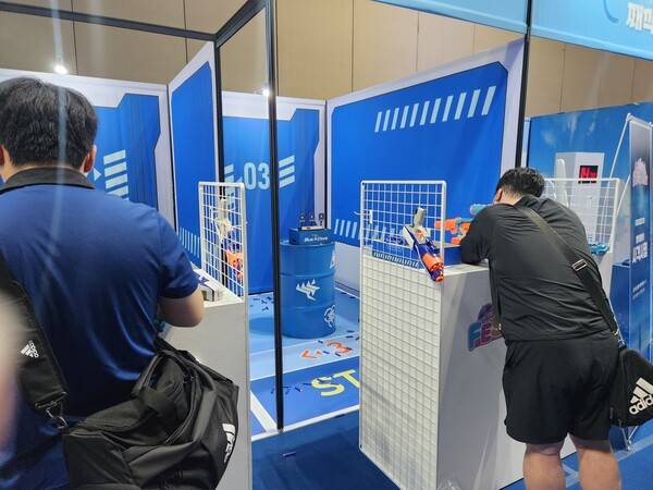 - 사격 게임에 한창 집중 중