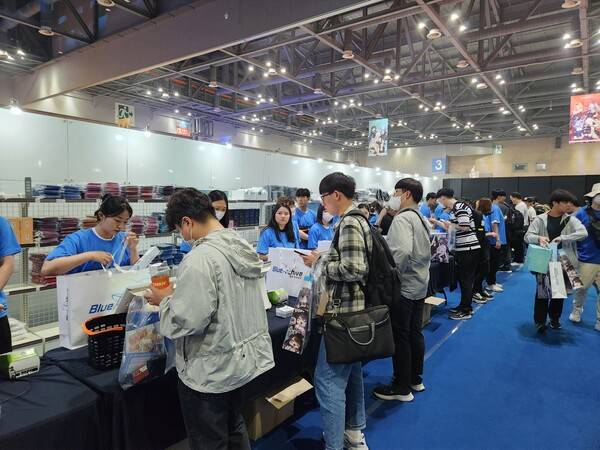 - 구경하느라 다들 정신이 없다