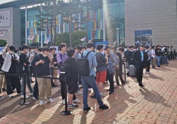 - 오전 7시 30분부터 벌써 많은 인파가 몰렸다