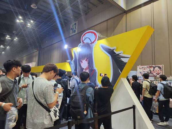 - 다른 학원 부스 전경은 이미 인파가 몰려서 찍기 어렵다