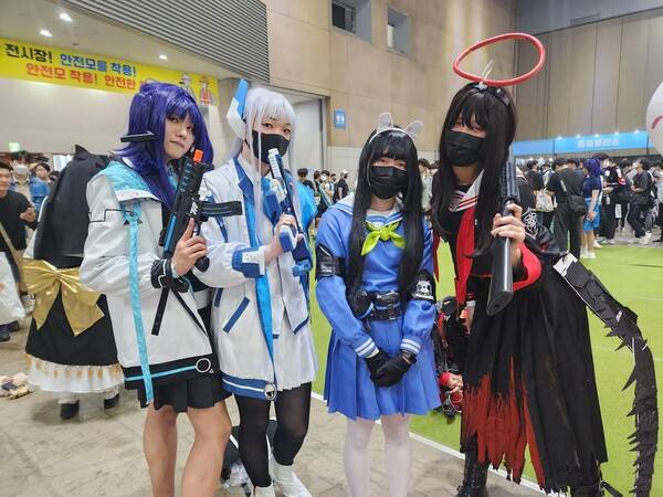 - 밀레니엄 세미나 유우카(좌측부터)와 노아, SRT 래빗소대 미유,&nbsp; 트리니티 정의실현부 츠루기