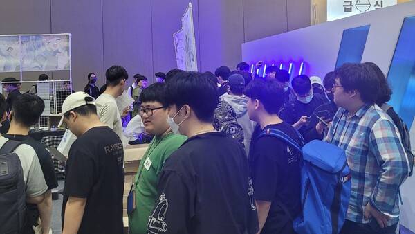 - 부스가 마감될 때까지 계속 긴 줄을 형성했다