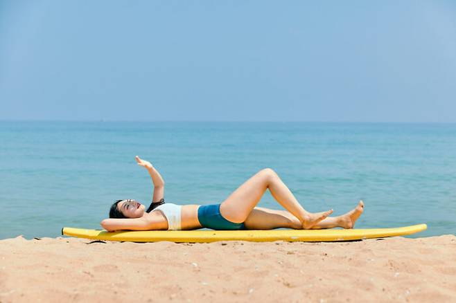 눈이 자외선에 오래 노출되면 광각막염에 걸릴 수 있어 선글라스와 모자 등으로 눈을 보호하는 것이 좋다. 사진은 기사와 관계없음. [사진=게티이미지뱅크]