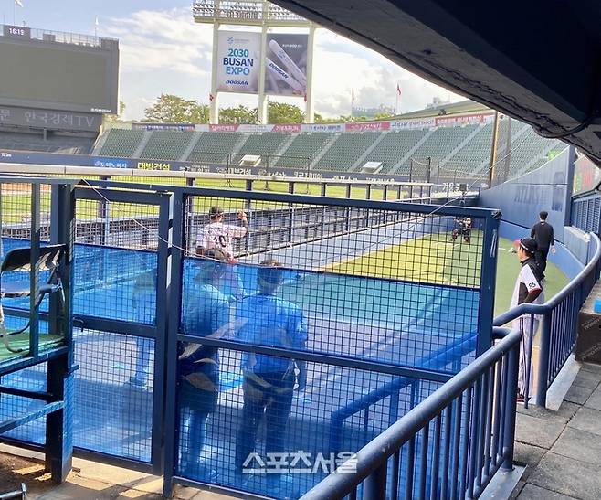 LG 우투수 이상규가 지난 19일 잠실구장 경기에 앞서 1군 코칭스태프 앞에서 불펜피칭을 하고 있다. 잠실 | 윤세호기자 bng7@sportsseoul.com