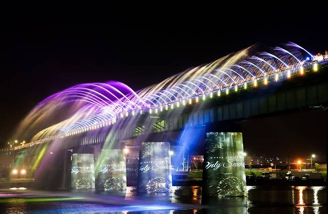 신라 무월랑과 연화 아씨의 애틋한 사랑 이야기가 전해지는 '월화정' 부근 '월화교'의 분수 쇼. / 강릉시