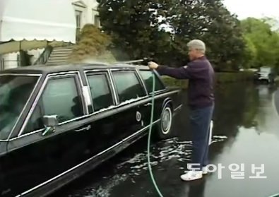 2000년 백악관 기자단 만찬에서 방송된 ‘마지막 나날들’ 동영상. 세차하며 시간을 보내는 빌 클린턴 대통령이 나온다. 위키피디아