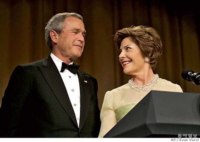 2005년 백악관 기자단 만찬에서 부인 로라 여사를 소개하는 조지 W 부시 대통령. 조지 W 부시 대통령 센터 홈페이지