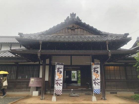 일본 야마구치현 하기(萩)시에 위치한 이토 히로부미(伊藤博文)의 옛 저택. 총리대신 시절 도쿄에서 살던 집을 1907년 이곳에 옮겨와 지었다고 한다. 메이지 시대 건축양식을 엿볼 수 있고 그의 생애를 소개하는 사진자료들이 많아 일종의 기념관처럼 쓰이고 있다. 강혜란 기자
