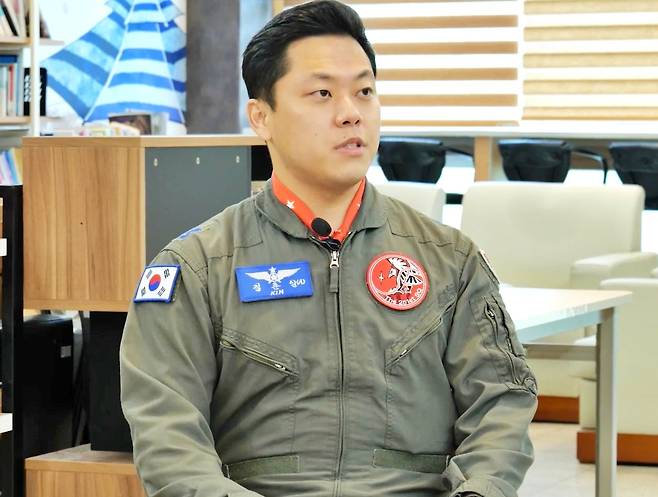 제5공중기동비행단 제251공수비행대대 C-130 조종사 김준일 소령이 아프간에서 이뤄진 구출 작전을 설명하고 있다. 영상캡처=서진형