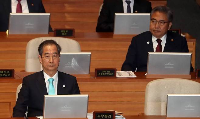 [서울=뉴시스] 이영환 기자 = 한덕수 국무총리와 박진 외교부 장관이 3일 오후 서울 여의도 국회 본회의장에서 열린 제405회국회(임시회) 제1차 본회의에서 진행된 정치·외교·통일·안보에 관한 질문에 참석해 자리에 앉아 있다. 2023.04.03.