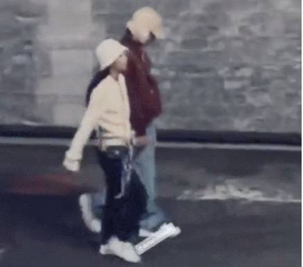 뷔와 제니로 보이는 남녀가 파리의 세느강변에서 손을 잡고 걷는 모습 /사진=트위터