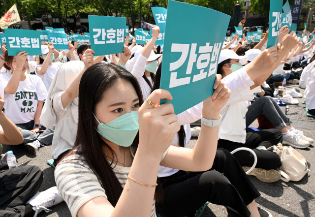 대한간호협회 회원들이 19일 서울 종로구 세종대로 일대에서 열린 윤석열 대통령의 간호법 거부권 행사 규탄 총궐기대회에서 구호를 외치고 있다. 권욱 기자