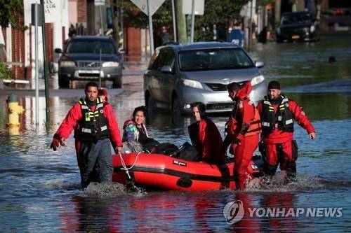 뉴욕에서 주민들을 구조하는 구급대원들 [로이터 연합뉴스 자료사진]