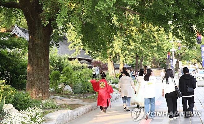 전주 한옥마을 경기전 앞 거니는 관광객들 [촬영 백도인]