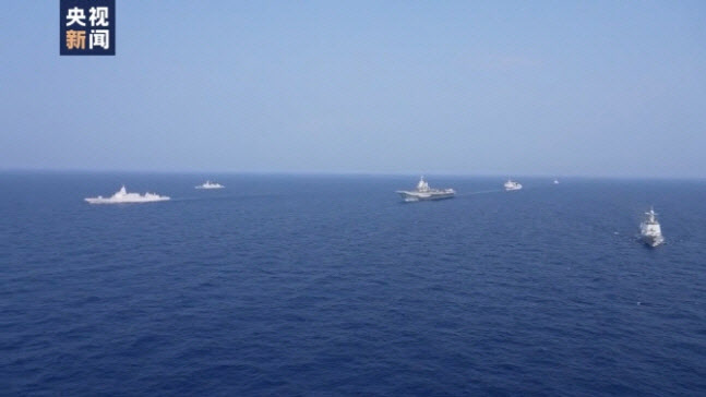 지난달 중국 군함들이 대만해협에서 훈련을 하는 모습..(출처=중국 관영 중앙(CC)TV)