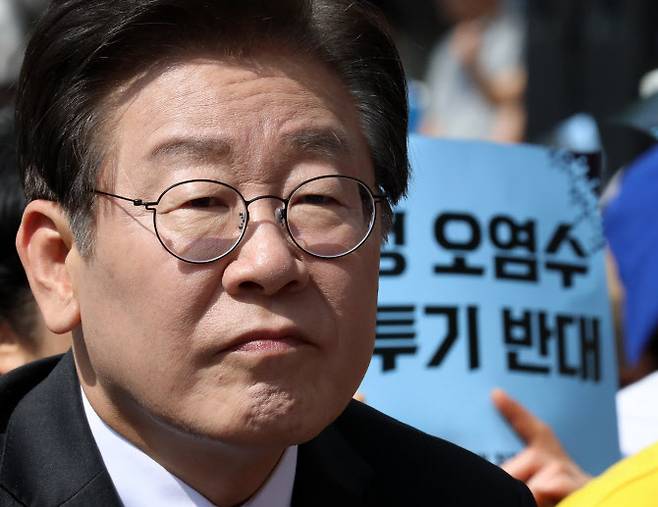 이재명 더불어민주당 대표가 지난 20일 오후 서울 중구 프레스센터 앞에서 열린 ‘일본 방사성 오염수 해양투기 저지 적극 행동의 날’에 참석해 무대를 바라보고 있다.(사진=뉴스1)