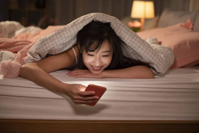 자다가 깼을 때 스마트폰 등을 들여다보면 다시 잠들기 힘들게 된다. [사진=게티이미지뱅크]