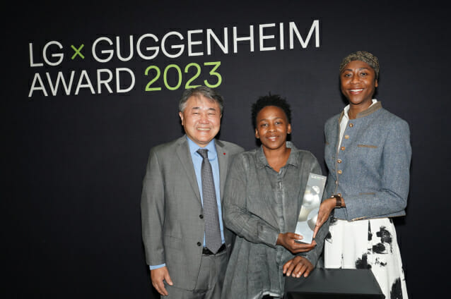 ‘LG 구겐하임 어워드(LG GUGGENHEIM Award)’의 첫 수상자인 스테파니 딘킨스(Stephanie Dinkins)가 현지시간 19일 뉴욕 구겐하임 뮤지엄에서 트로피를 들고 기념 사진을 촬영하고 있다.(사진=LG)