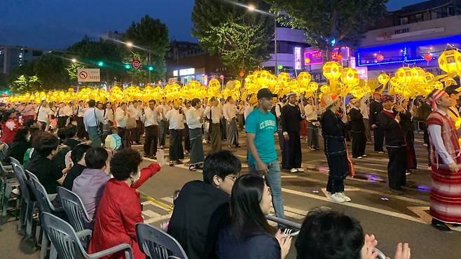 20일 오후 연등행렬로 종로구 일대 도로 위가 환한 모습 /박혜연 기자