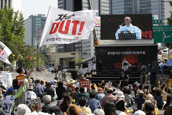 20일 오후 3시 서울시청 앞에서 열린 ‘윤석열 퇴진 시국법회 야단법석’에서 법진 스님이 윤석열 퇴진을 외치고 있다. 사진 ‘윤석열퇴진시국법회 준비위원회’ 제공