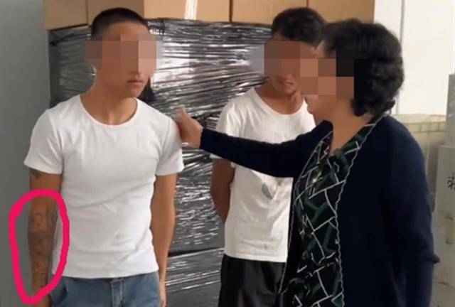 중국 남부 광둥성에 위치한 한 전자제품 회사의 사장 자오(오른쪽)가 한 채용 예정자(왼쪽)에게 "몸에 문신이 있다면 우리 회사에서 일할 수 없다"며 채용 취소를 통보하고 있다. 맨 왼쪽 빨간 선 안에 문신을 새긴 팔이 보이고 있다. 바이두 캡처